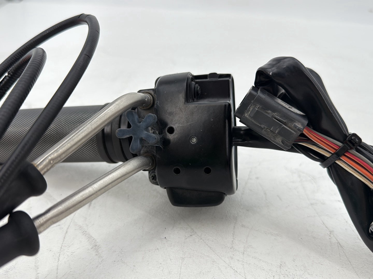 2004 - 2013 Harley-Davidson Sportster 1200 Custom Right Engine Start Kill Switches Controls 71589-96B