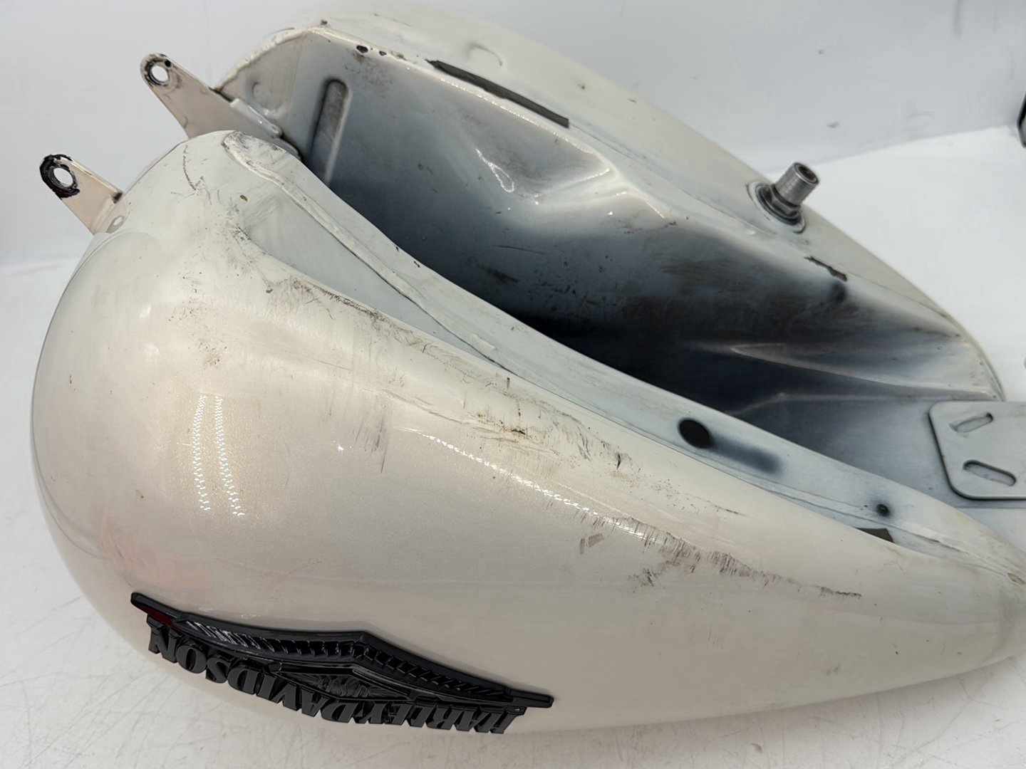 2015 Harley Touring FLHXS Street Glide OEM Fuel Gas Tank Gasoline Reservoir