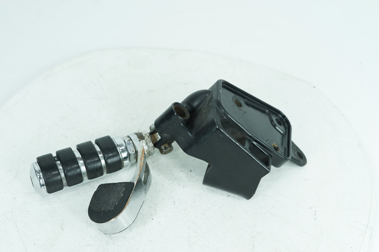 2000 - 2006 Harley-Davidson Softail Deuce Right Driver Foot Controls Peg Rest 42507-00B