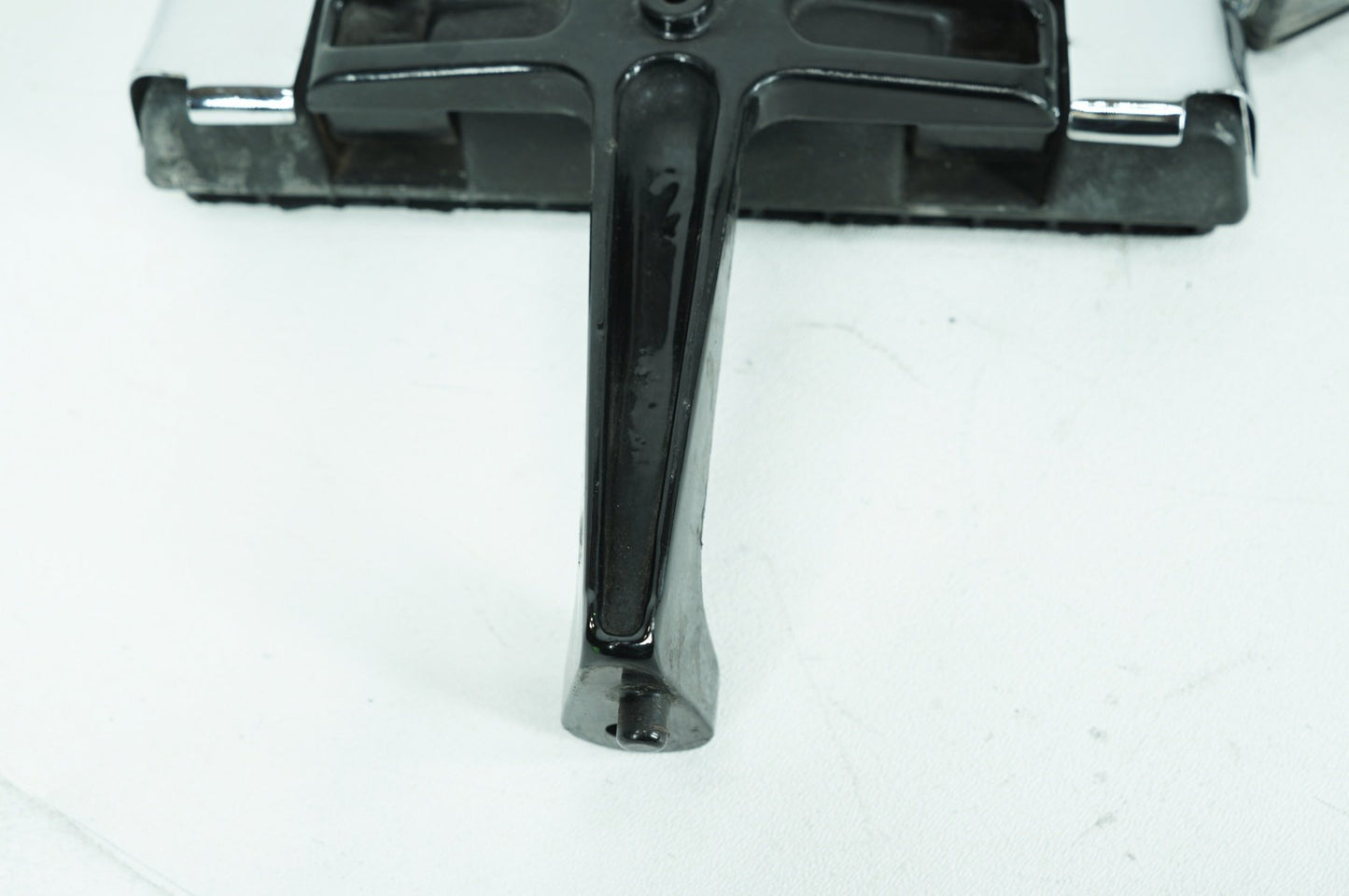 1999 - 2006 Harley-Davidson Touring Road King Police Left & Right Passenger Floorboard Foot Rest 50606-86A
