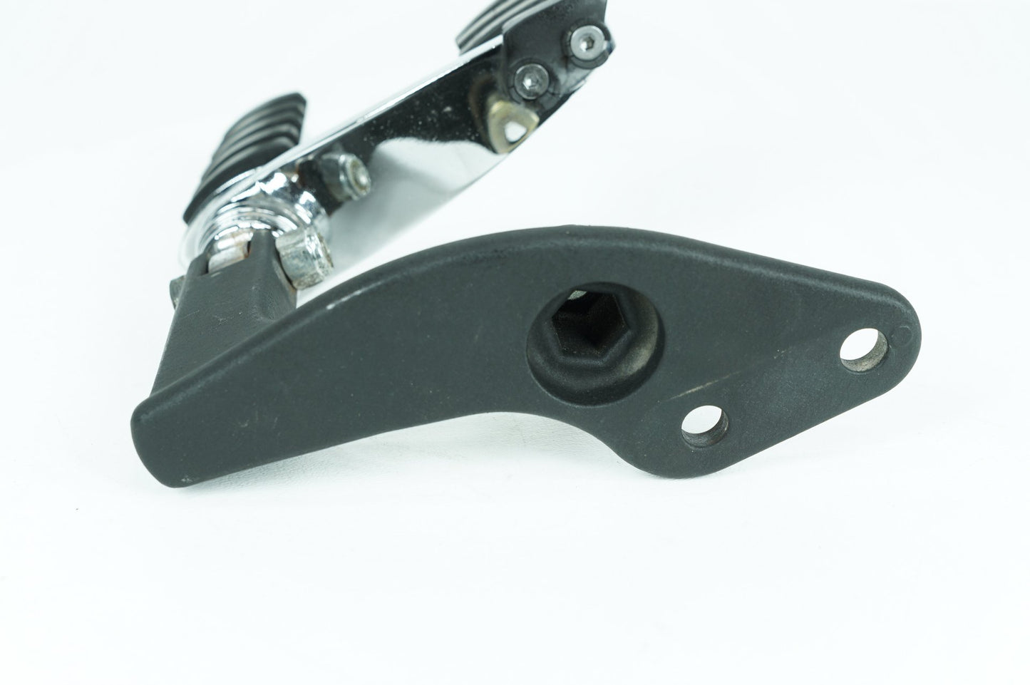 1999 - 2006 Harley-Davidson Dyna Wide Glide Right Driver Foot Controls Peg Rest 42481-92
