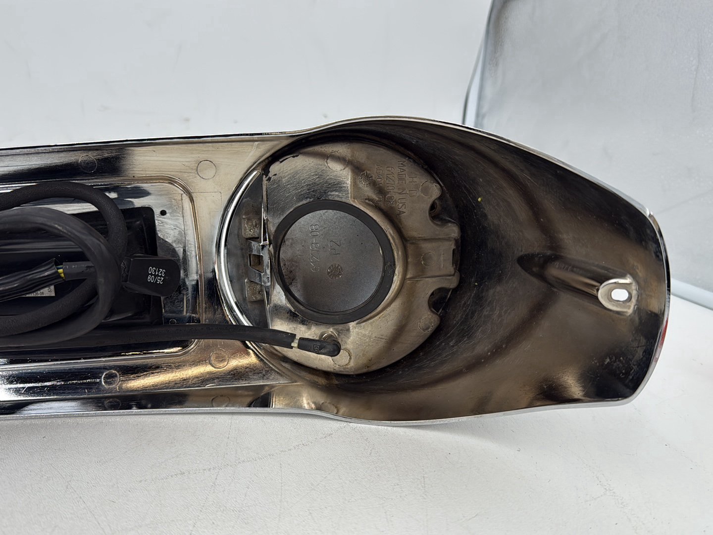 2007 - 2011 Harley-Davidson Touring Electra Glide Ultra Fuel Gas Tank Dash Console NOKey 61270-08