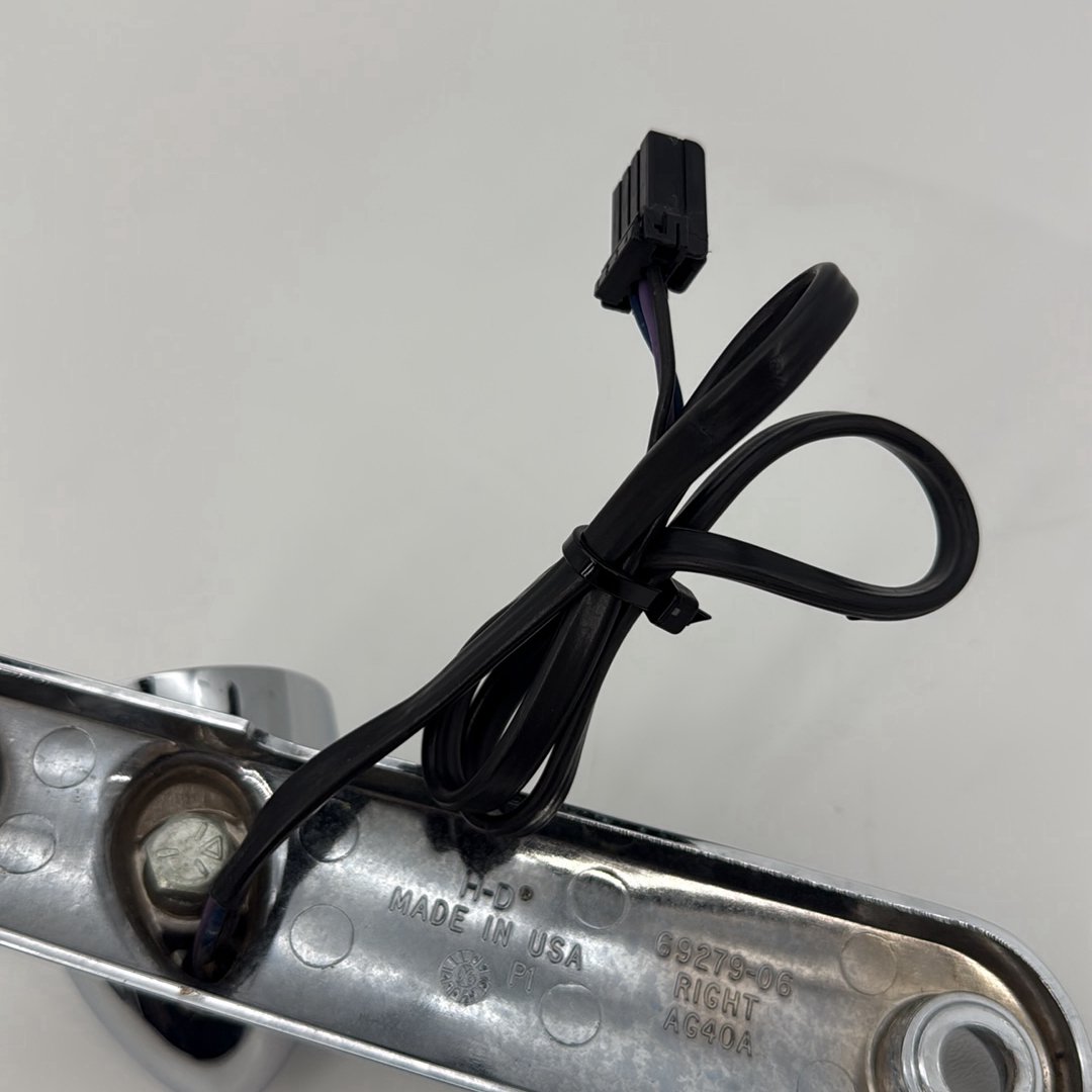 2007 - 2012 Harley-Davidson Touring Street Glide Front Right 1 Turn Signal Indicator 69279-06