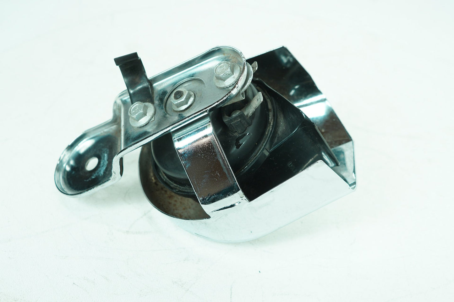 2007 - 2014 Harley-Davidson Dyna Super Glide Custom Horn Signal Klaxon Chrome Cover 69012-93A