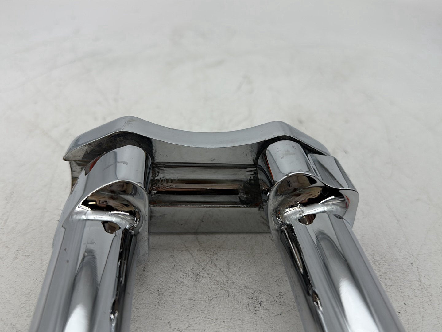 2006 Harley Dyna FXDWGI Wide Glide OEM Front Handlebar Riser Top Clamp Chrome