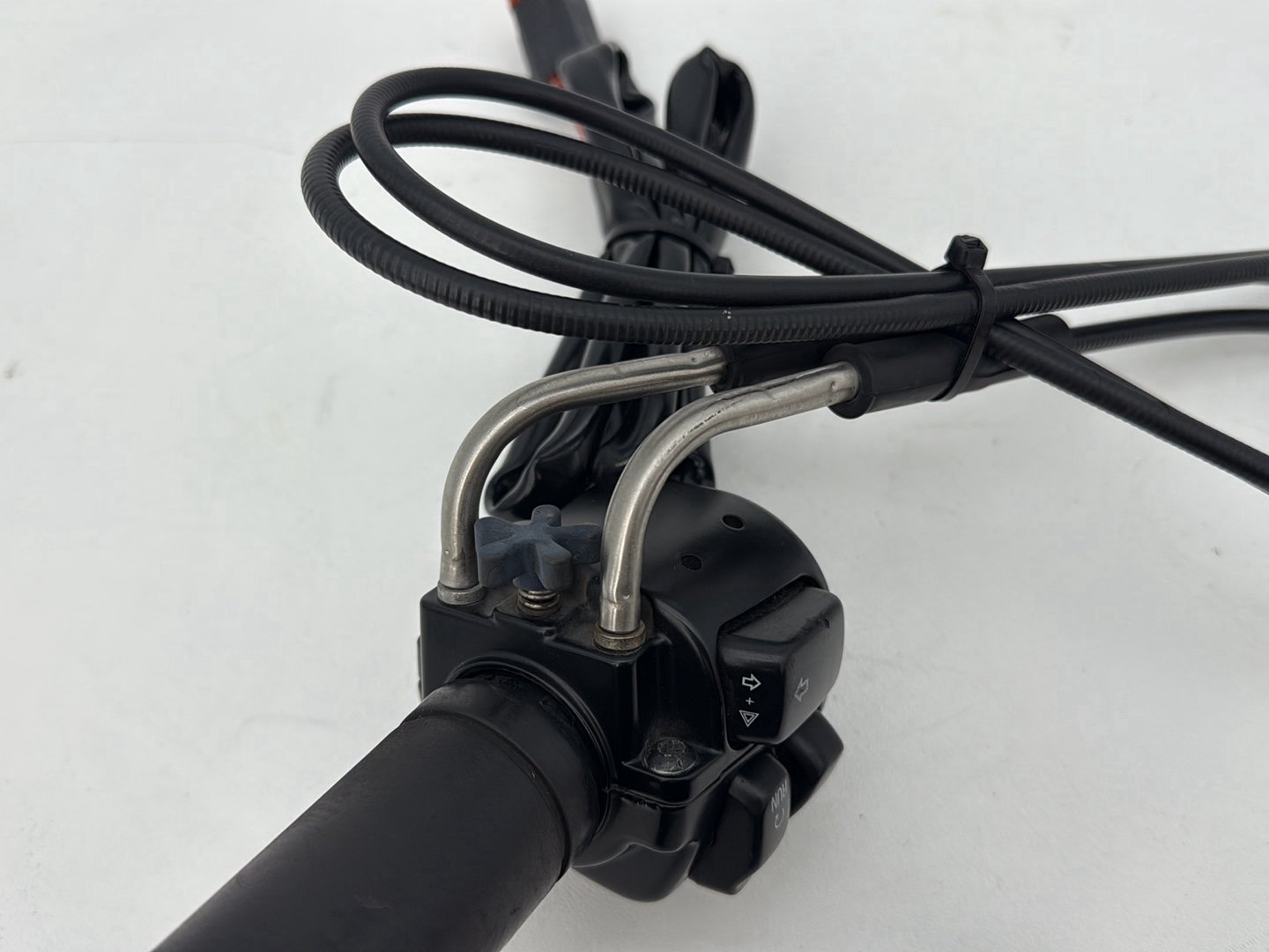 1999 - 2006 Harley-Davidson Dyna Low Rider Right Engine Start Kill Switches Controls 71684-06A