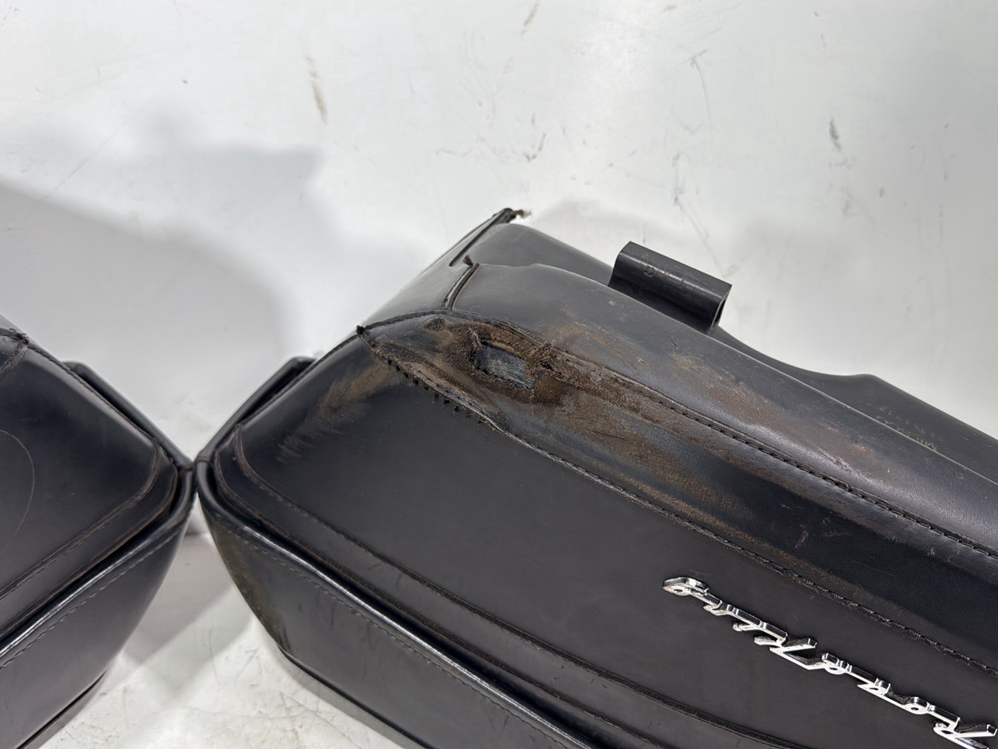 2004 Harley Road King Touring Custom FLHRSI OEM Rear Left Right Saddlebags Luggage Leather