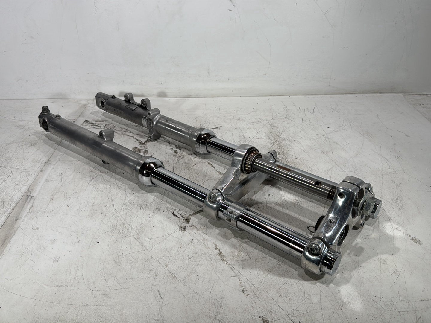 2004 Harley Dyna Super Glide FXDI OEM Front Triple Tree Set & LH RH Fork Legs Sliders