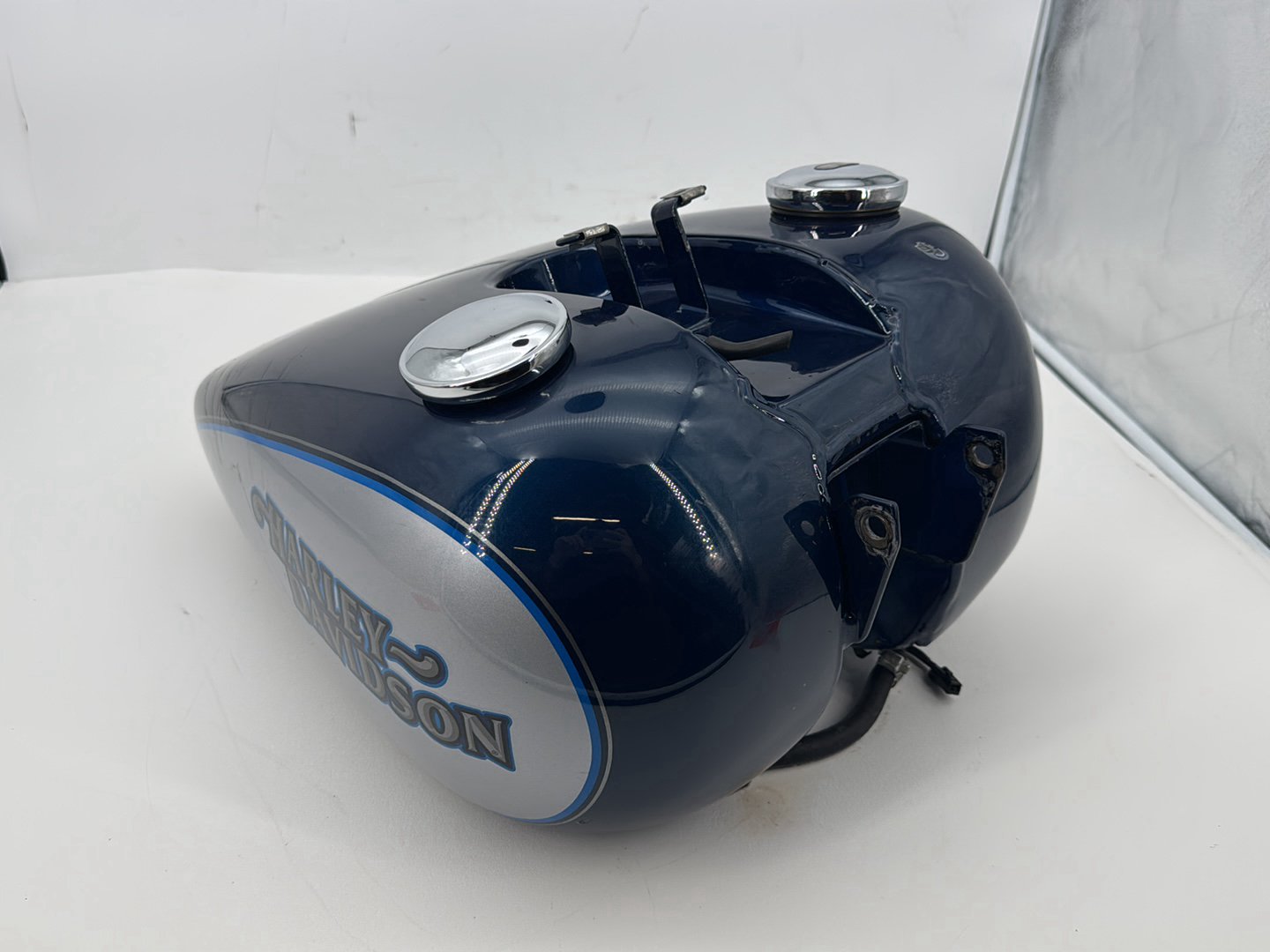 1999 - 2006 Harley-Davidson Dyna Low Rider Fuel Gas Tank Gasoline Reservoir w/ Fuel Tank Gauge Level