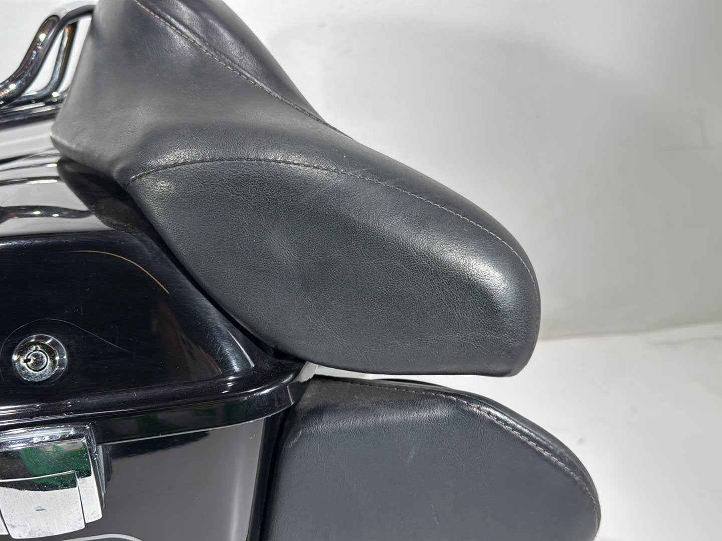 2008 Harley Touring Electra Glide Ultra OEM Pass Backrest Tour Pak Luggage NOKey