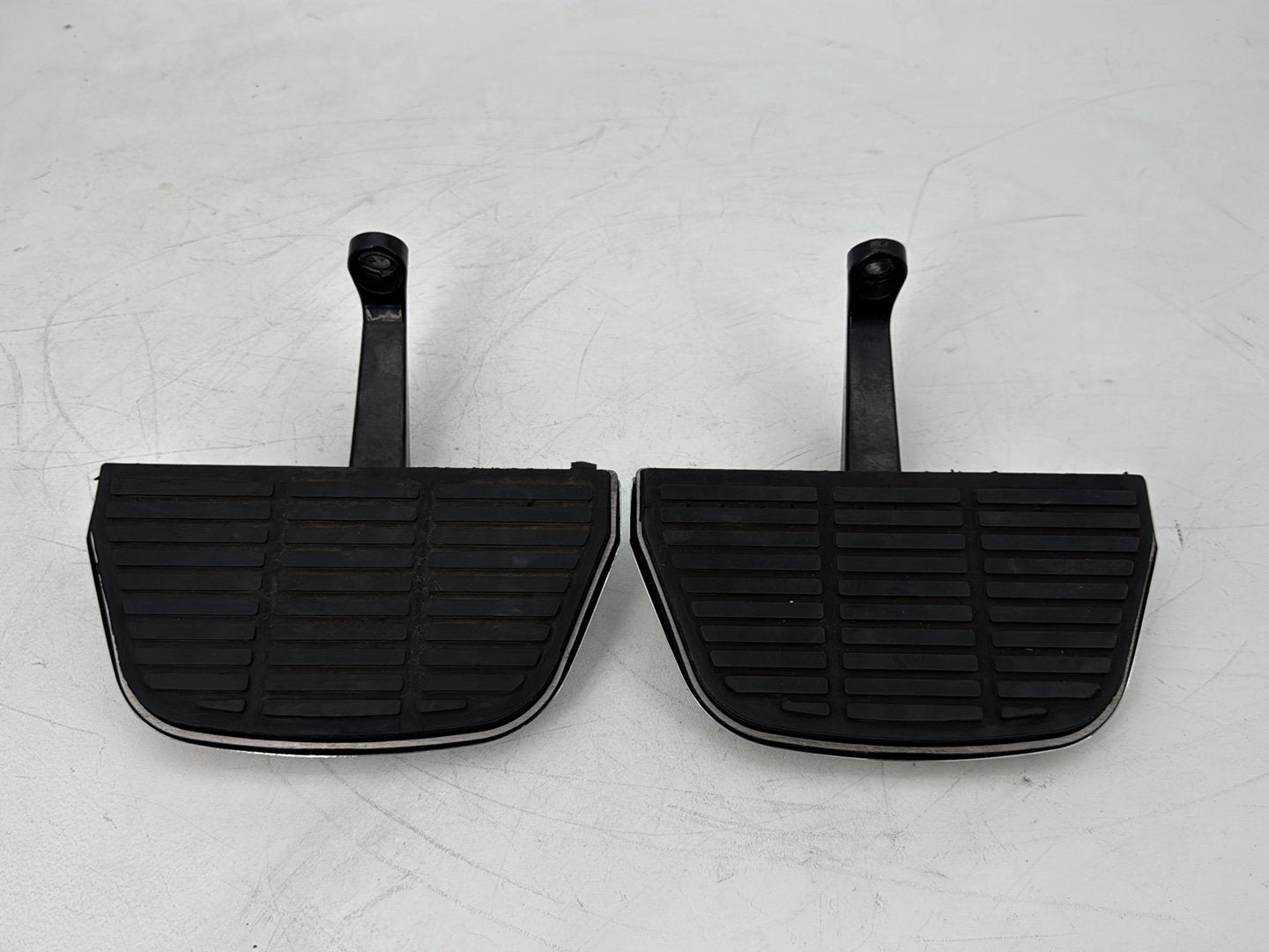 1999 - 2006 Harley-Davidson Touring Electra Glide Classic Left & Right Passenger Floorboard Foot Rest 52719-93B
