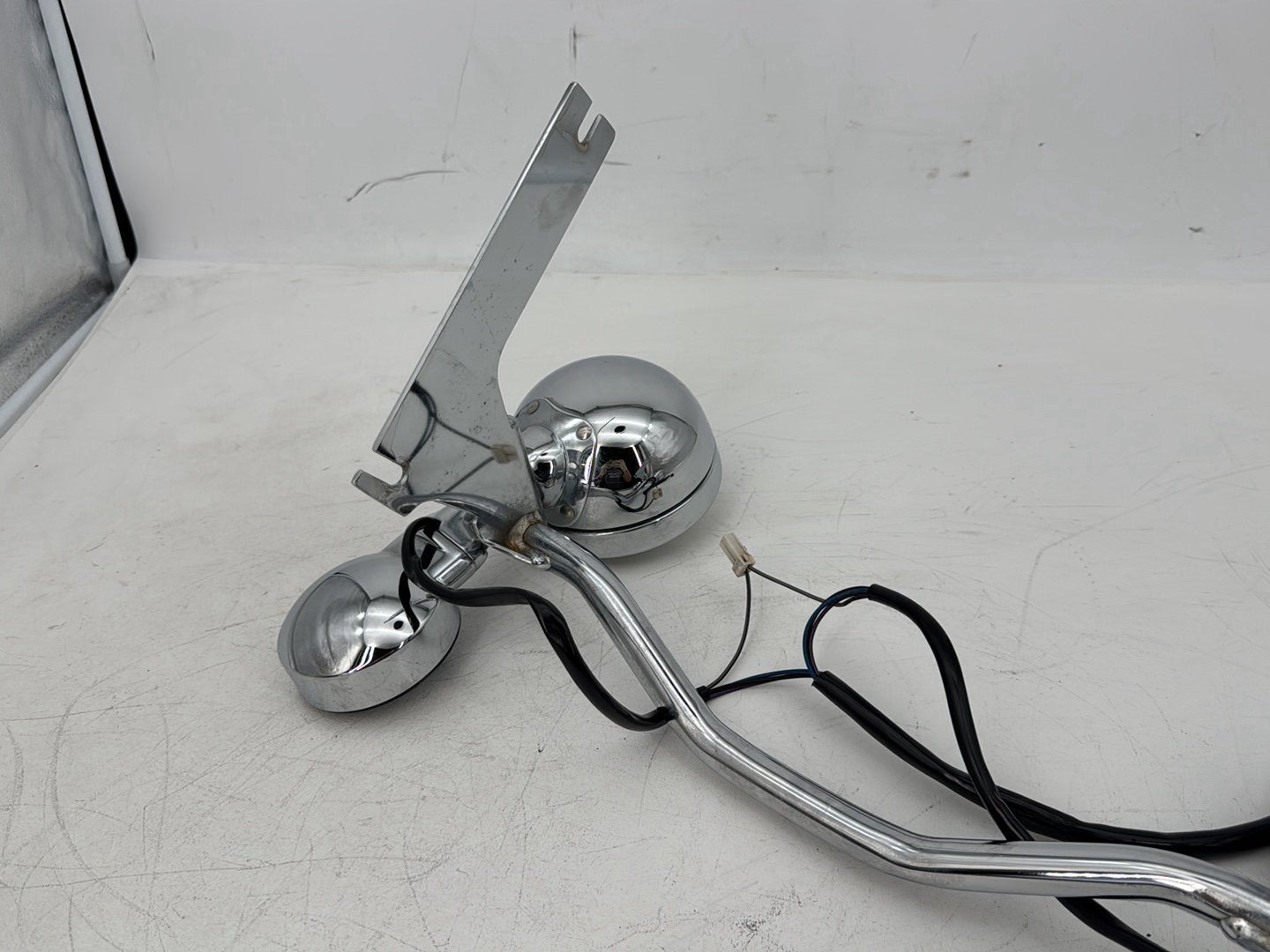 1999 - 2006 Harley-Davidson Touring Electra Glide Classic Front Turn Signal Indicators Aux Light Bar 68712-94A