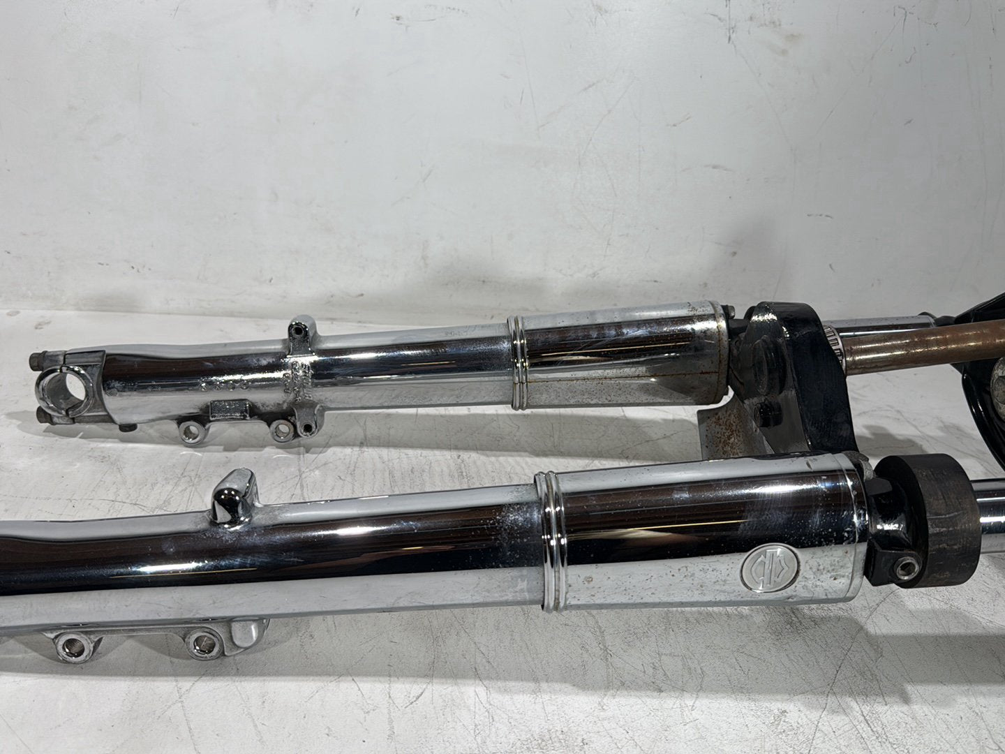 2006 Harley Touring FLHTCI Electra Glide Classic OEM Front Triple Tree Set & LH RH Fork Legs Sliders