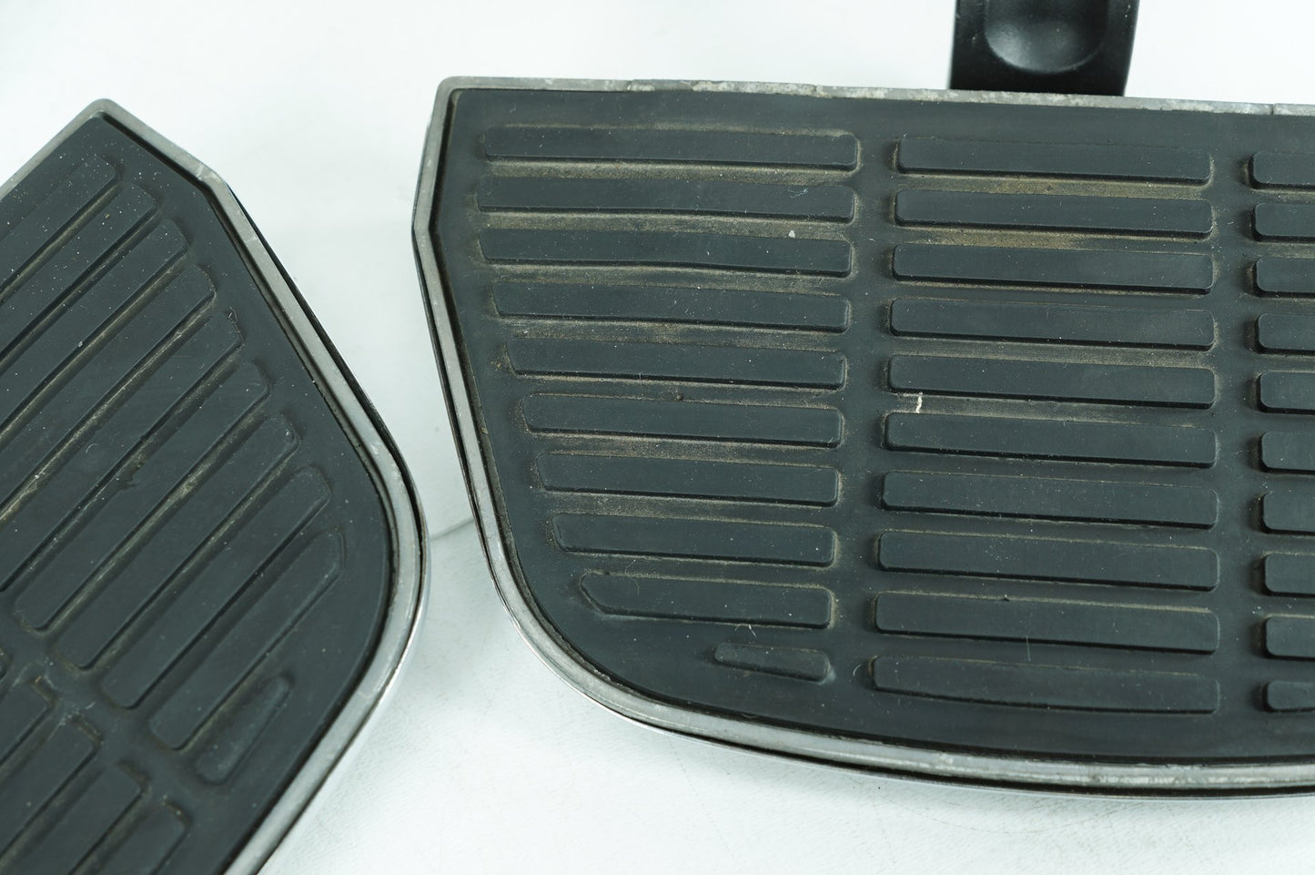 2007 - 2012 Harley-Davidson Softail Heritage Classic Left Right Driver & Pass Floorboard Foot Rest  	42431-00B