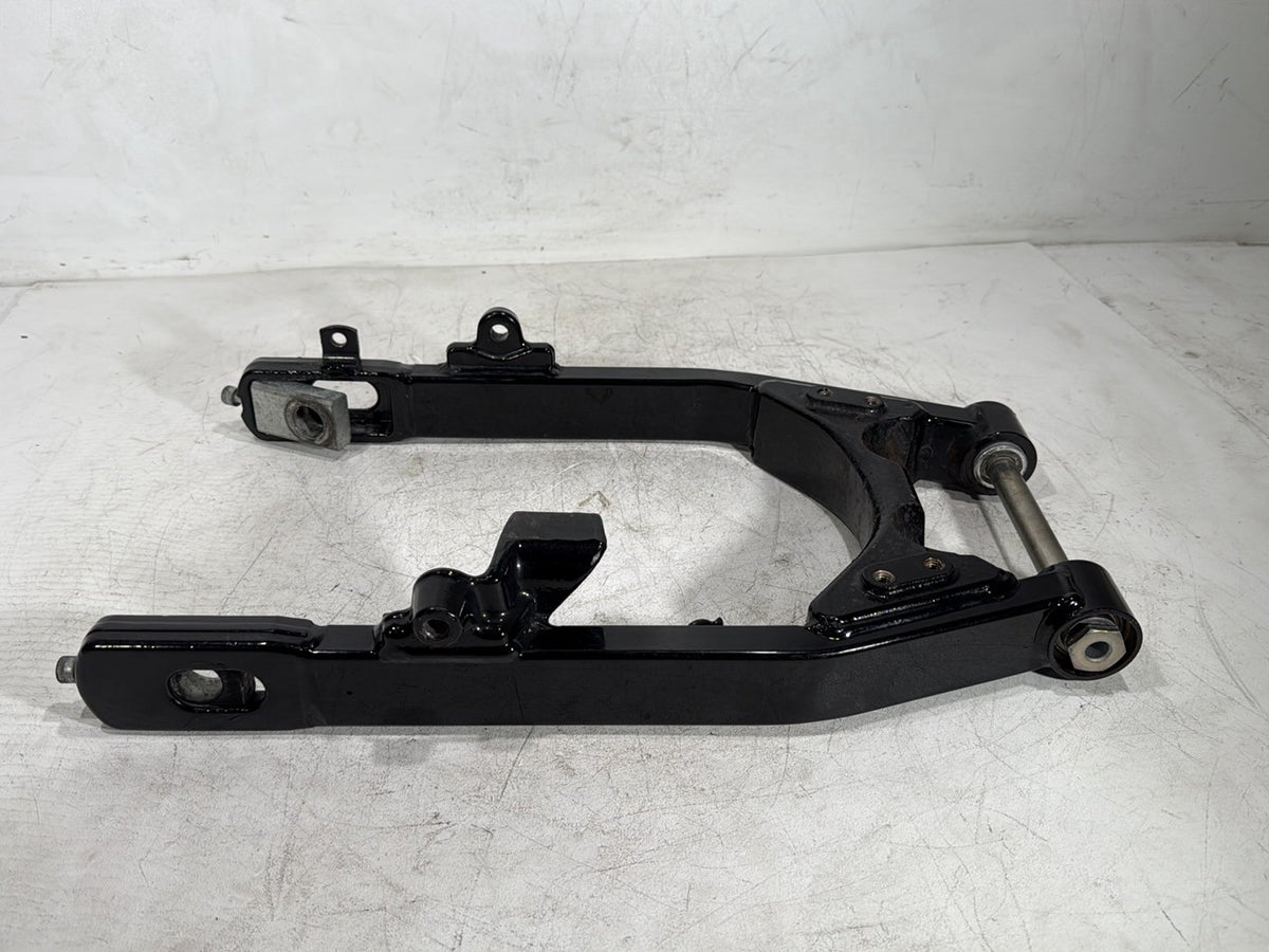 2014 Harley Dyna Low Rider FXDL OEM Rear Fork Swingarm Swing Arm 47820-10