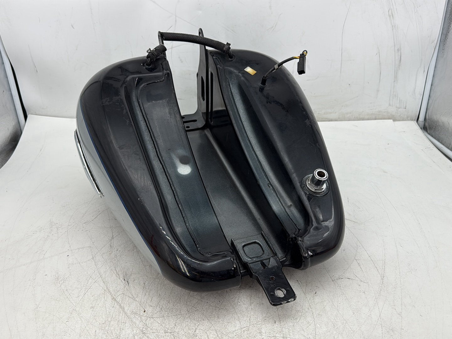 2013 Harley Heritage Softail Classic FLSTC OEM Fuel Gas Tank Gasoline Reservoir
