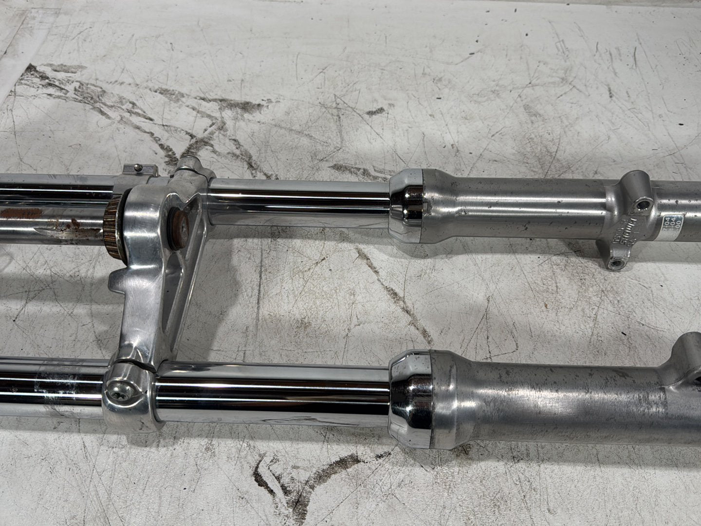 2004 Harley Dyna Super Glide FXDI OEM Front Triple Tree Set & LH RH Fork Legs Sliders