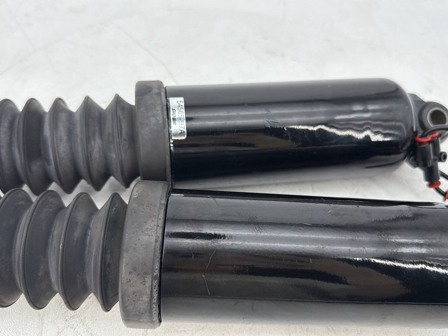 1999 - 2006 Harley-Davidson Touring Road King Police Rear Left Right Shock Absorbers 54565-97A