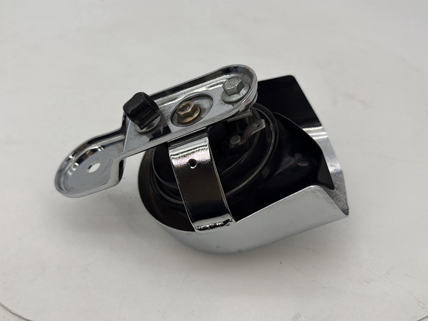 1999 - 2006 Harley-Davidson Dyna Low Rider Horn Signal Klaxon Chrome Cover 69012-93A