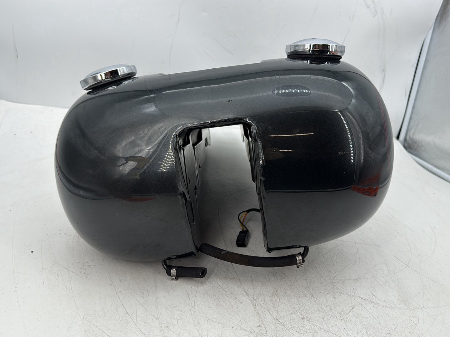 2005 Harley Dyna FXDWG Wide Glide OEM Fuel Gas Tank Gasoline Reservoir