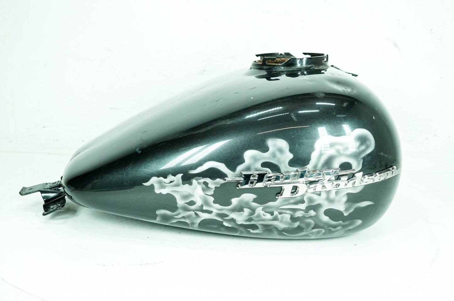 2007 - 2011 Harley-Davidson Touring Street Glide Fuel Gas Tank Gasoline Reservoir 61356-08