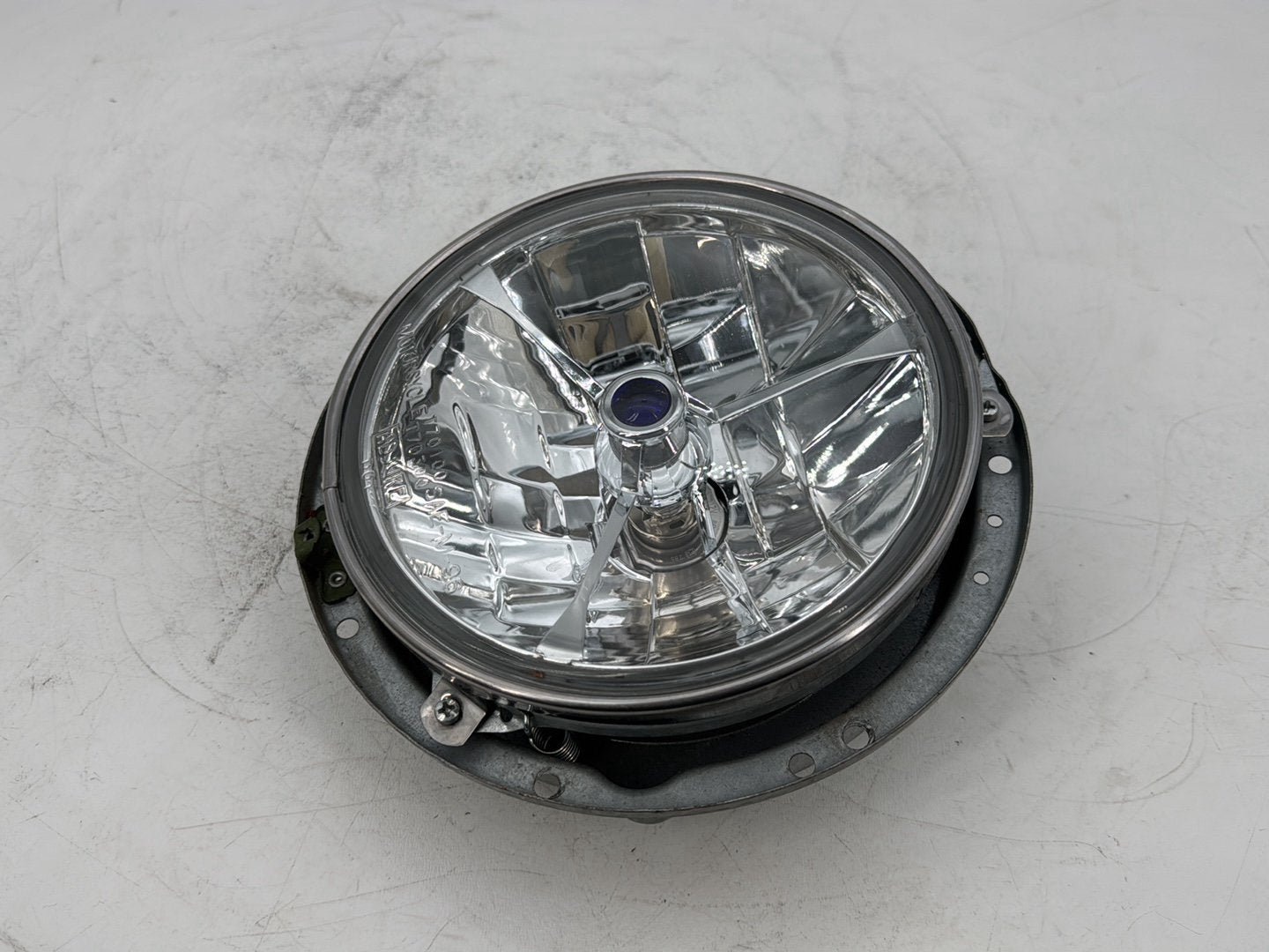 1999 - 2006 Harley-Davidson Touring Electra Glide Classic Headlight Headlamp Head Light Halogen  	67702-81A