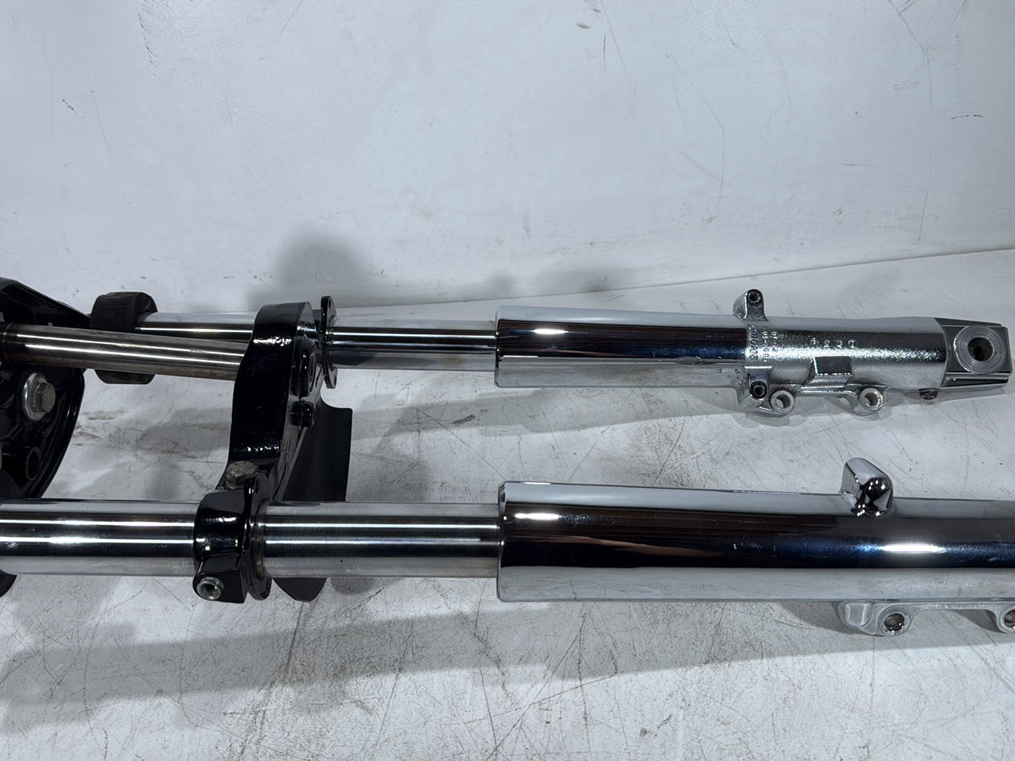 2007 Harley Touring FLHTC Electra Glide Classic OEM Front Triple Tree Set & LH RH Fork Legs Sliders