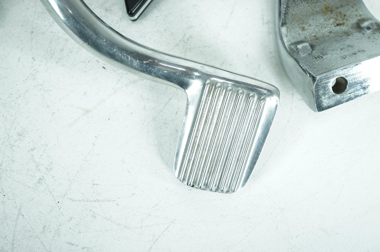 1999 - 2006 Harley-Davidson Dyna Street Bob Left & Right Driver Step Foot Rest Pegs 50639-90A