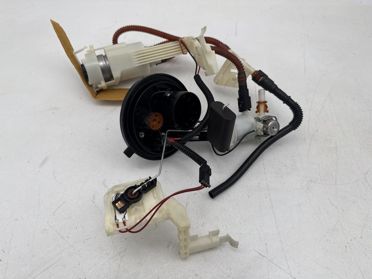 09 Harley Electra Glide Touring Ultra OEM Fuel Pump Gas Gasoline Petrol Sending
