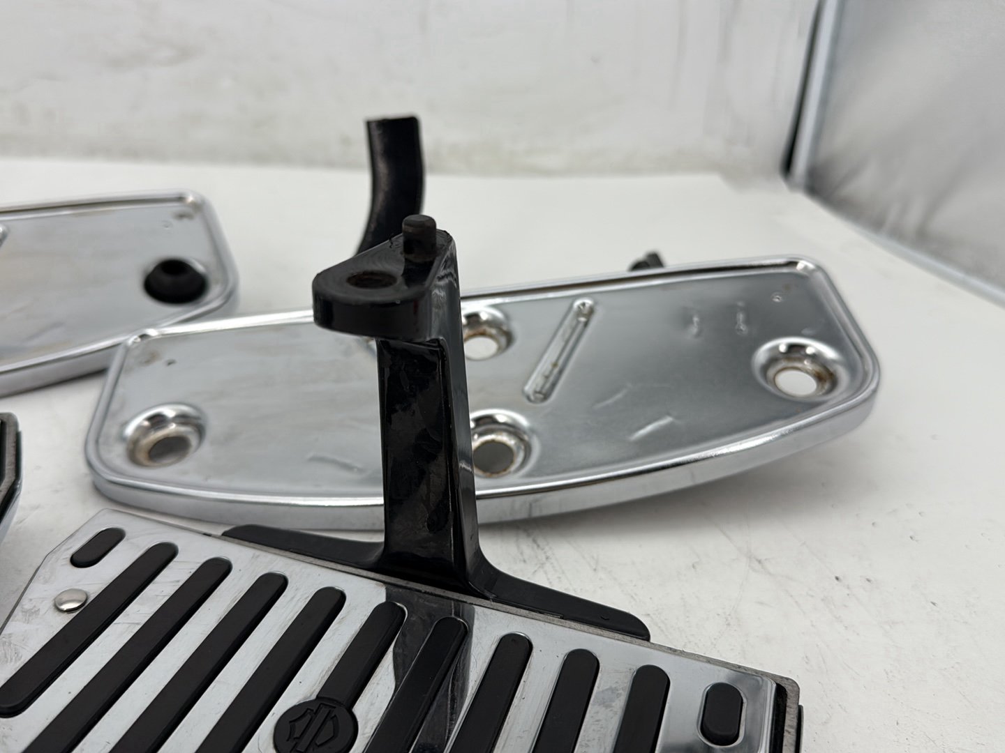 2003 Harley Electra Glide Touring Ultra FLHTCUI OEM Left Right Driver & Pass Floorboard Foot Rest