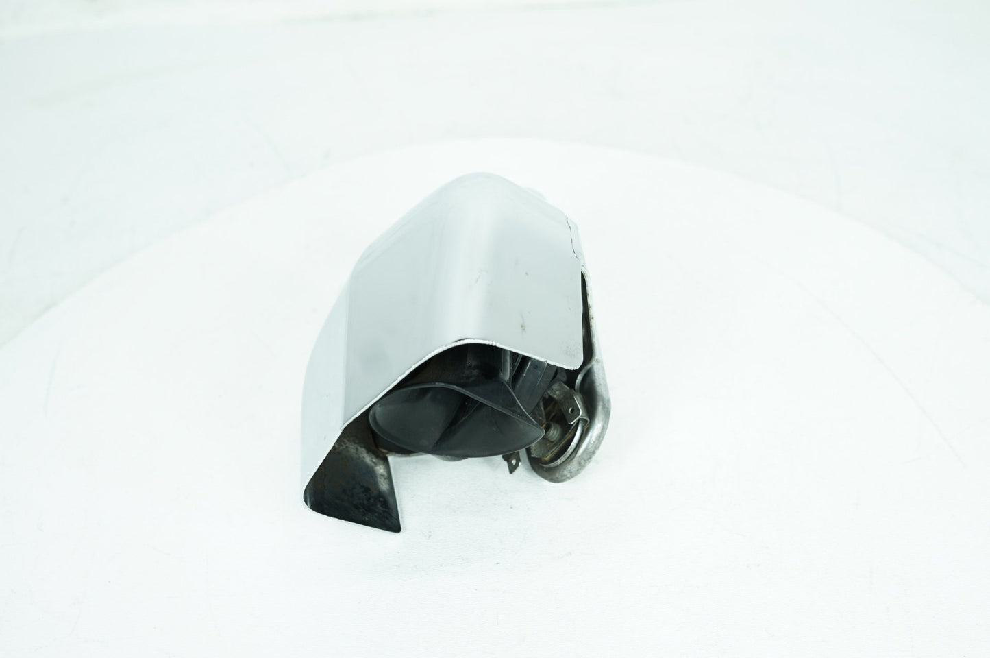 1999 - 2006 Harley-Davidson Dyna Low Rider Horn Signal Klaxon Chrome Cover 69012-93A