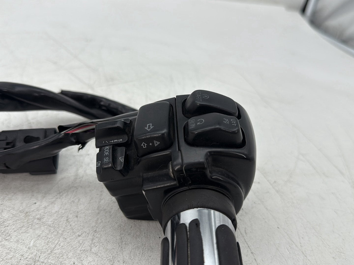 2013 Harley Electra Glide Touring Ultra FLHTCUI OEM Right Engine Start Kill Switches Controls