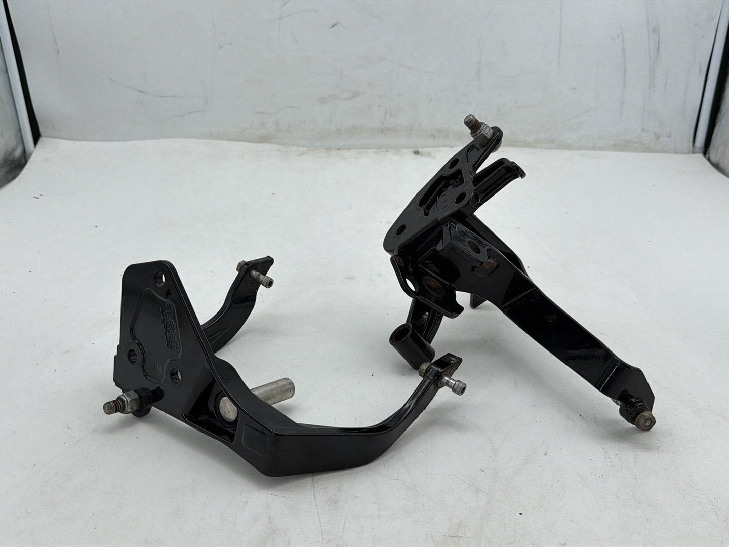 2015 Harley Softail Deluxe FLSTN OEM Left Right Foot Rest Peg Support Bracket