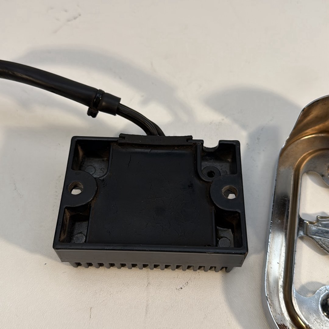 1986 - 2003 Harley-Davidson Sportster Hugger 883 Voltage Regulator Rectifier   	74523-94A