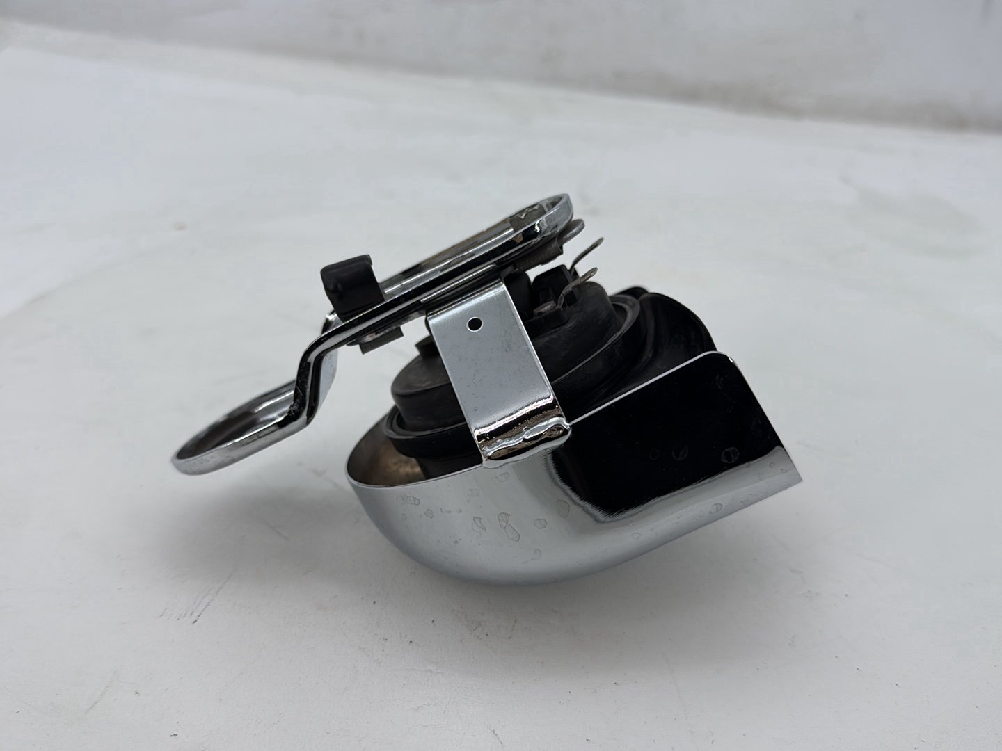 2007 Harley Street Glide Touring FLHX OEM Horn Signal Klaxon Chrome Cover