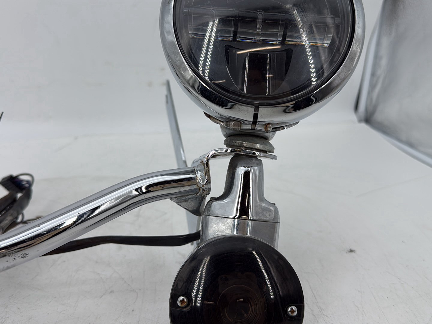 1999 - 2006 Harley-Davidson Touring Electra Glide Ultra Front Turn Signal Indicators Aux Light Bar 68712-94A