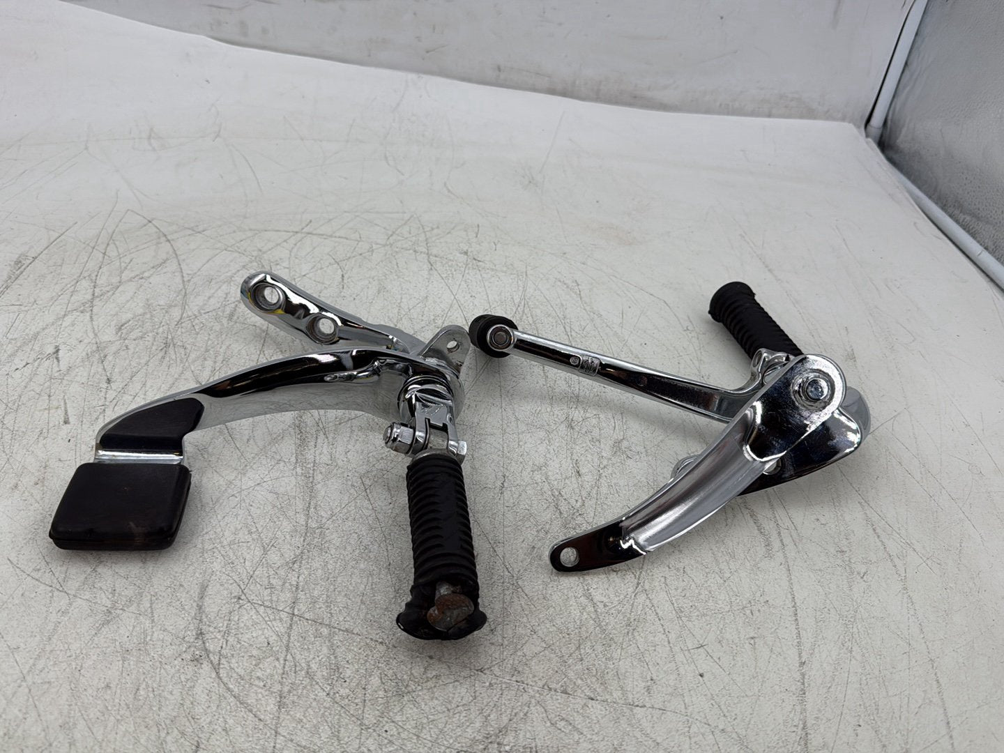 2007 Harley Dyna Street Bob FXDBI OEM Left Right Foot Brake Control Pegs