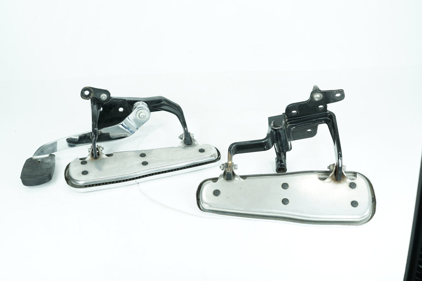 1999 - 2006 Harley-Davidson Softail Deluxe Left Right Driver Floorboard Foot Rest 42431-00A