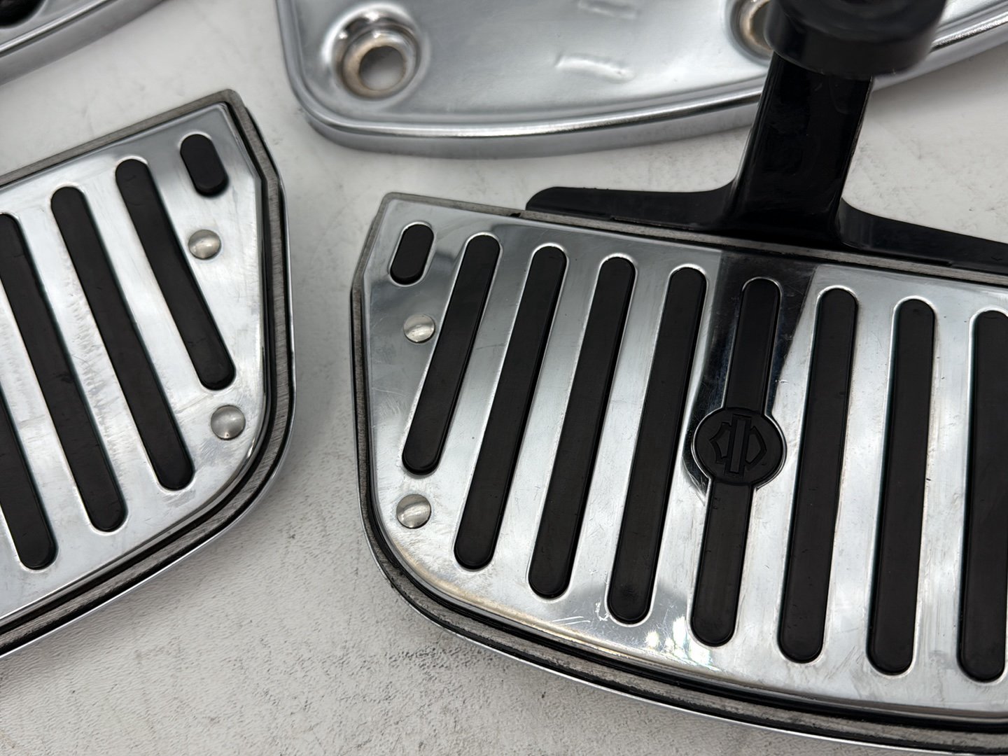 2003 Harley Electra Glide Touring Ultra FLHTCUI OEM Left Right Driver & Pass Floorboard Foot Rest