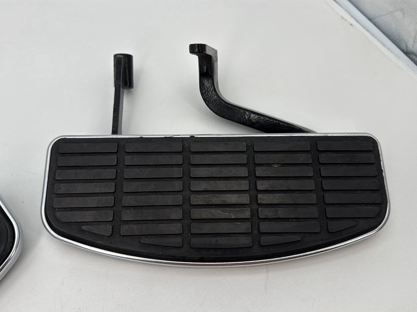 1999 - 2006 Harley-Davidson Touring Electra Glide Classic Left Right Driver Floorboard Foot Rest  	50614-91A