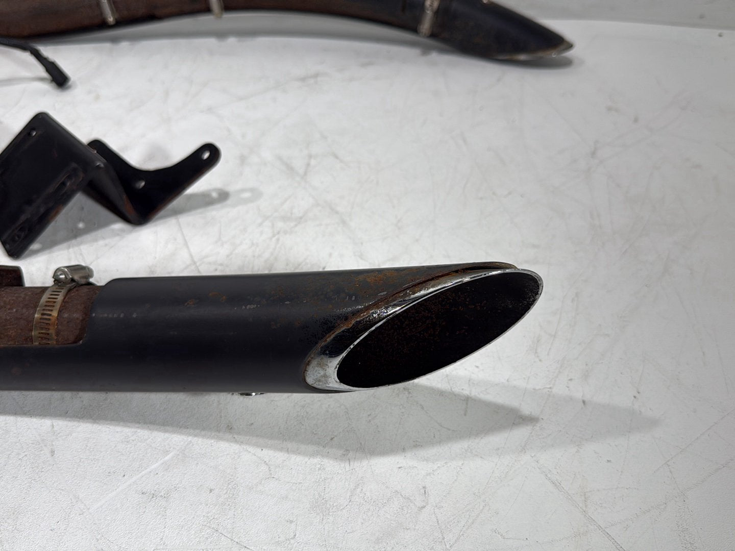 2008 Harley Dyna Fat Bob FXDF Exhaust Header Pipes Vance & Hines w/ Bracket