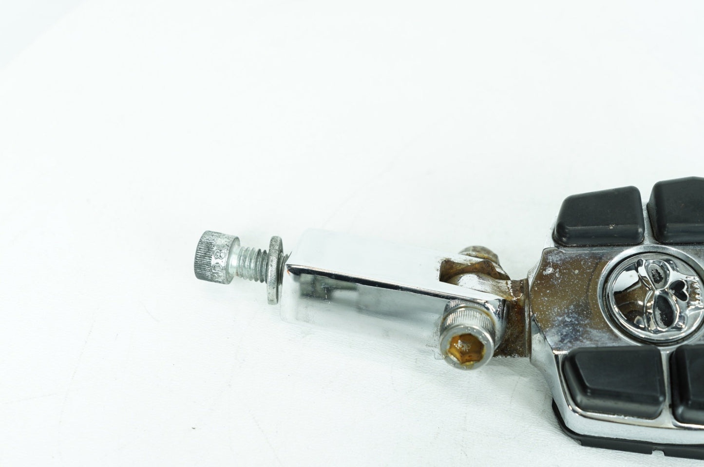 1999 - 2006 Harley-Davidson Dyna Low Rider Left & Right Step Foot Rest Pegs FP-4126-CH