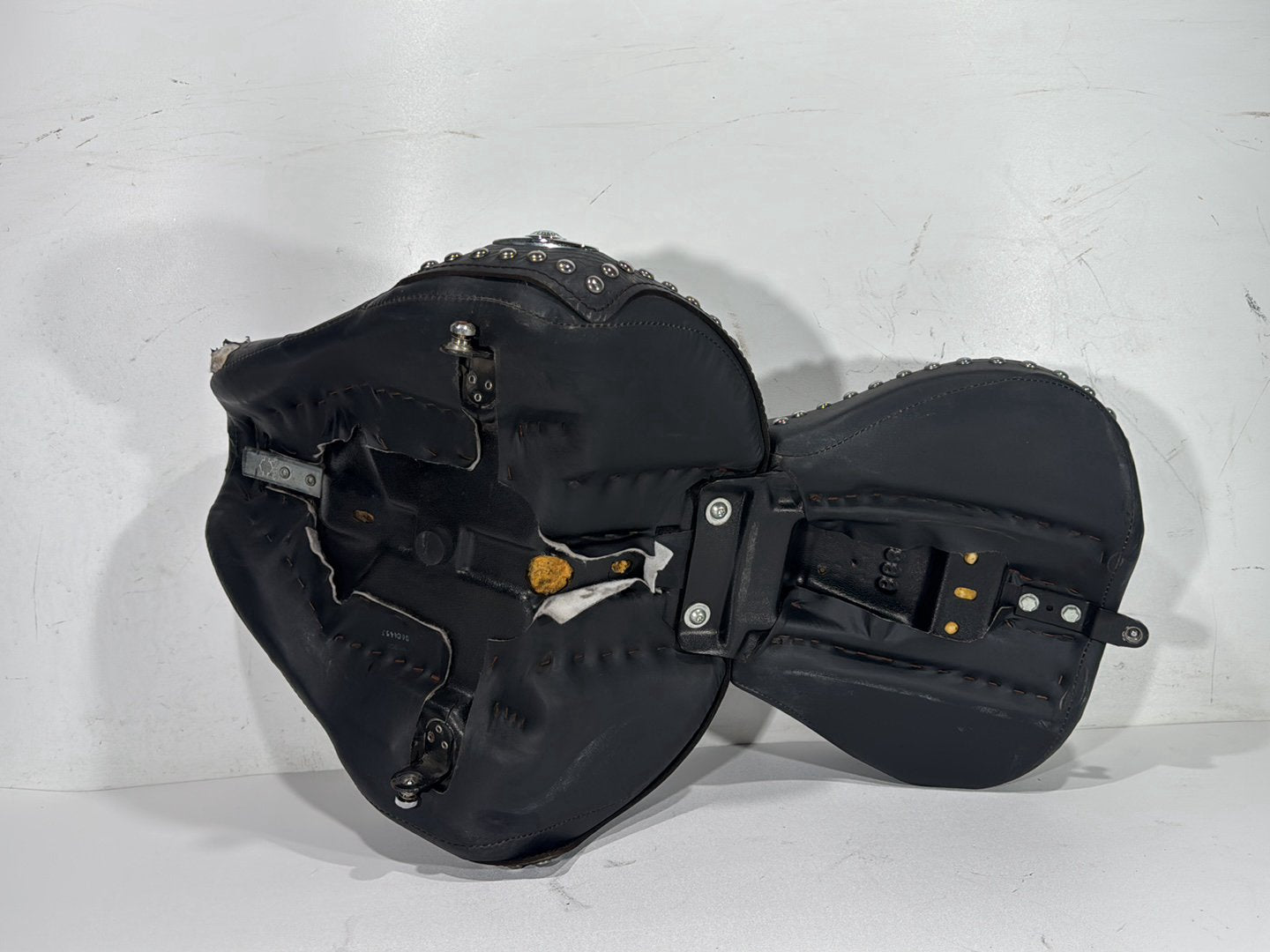 2004 Harley Softail FLSTC Heritage Classic OEM Passenger Rider Driver Seat Saddle