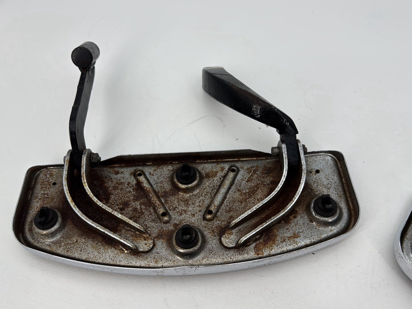 1999 - 2006 Harley-Davidson Touring Electra Glide Classic Left Right Driver Floorboard Foot Rest  	50614-91A