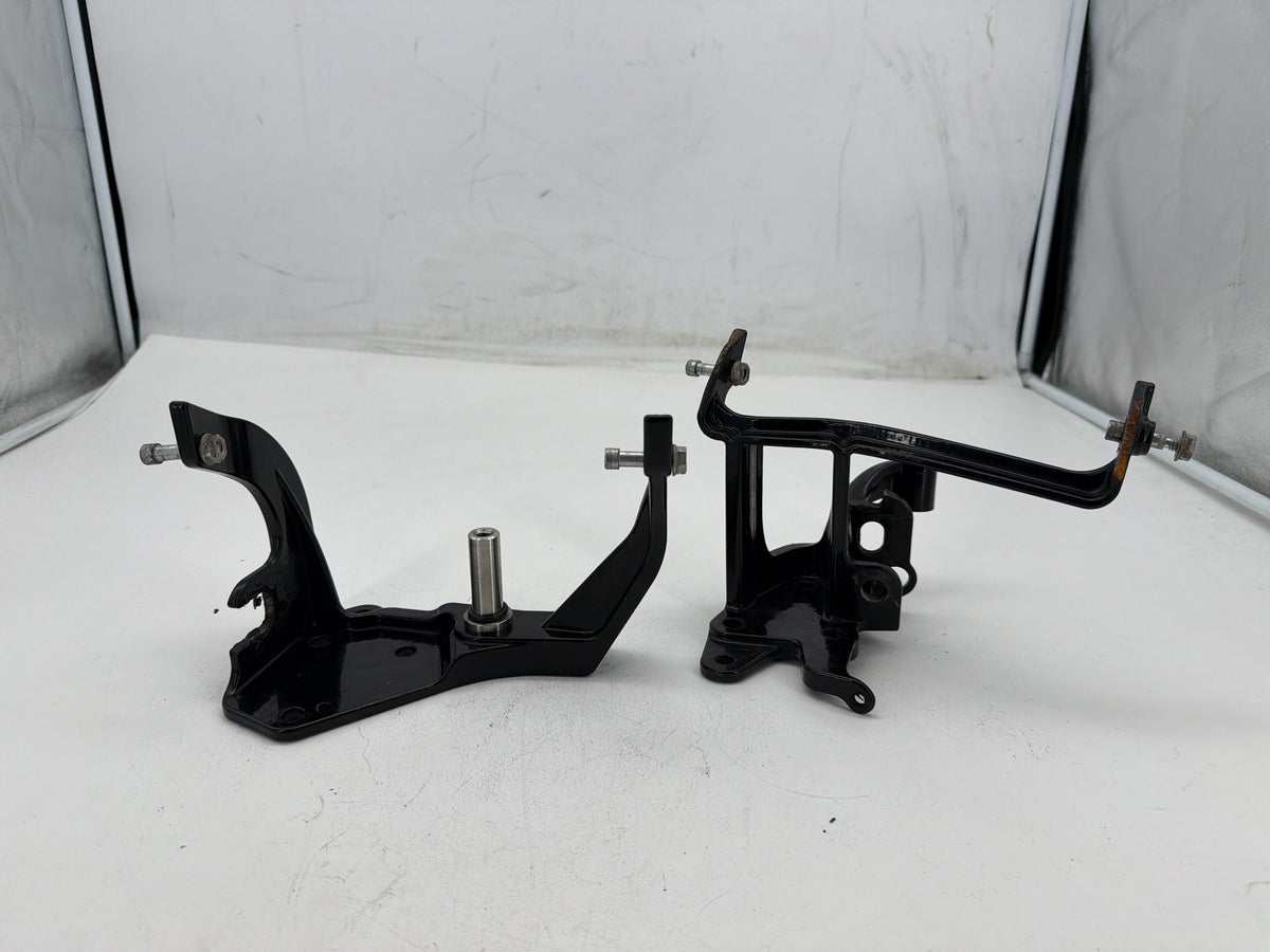 2011 Harley Softail Deluxe FLSTN OEM Left Right Footboard Foot Rest Brackets