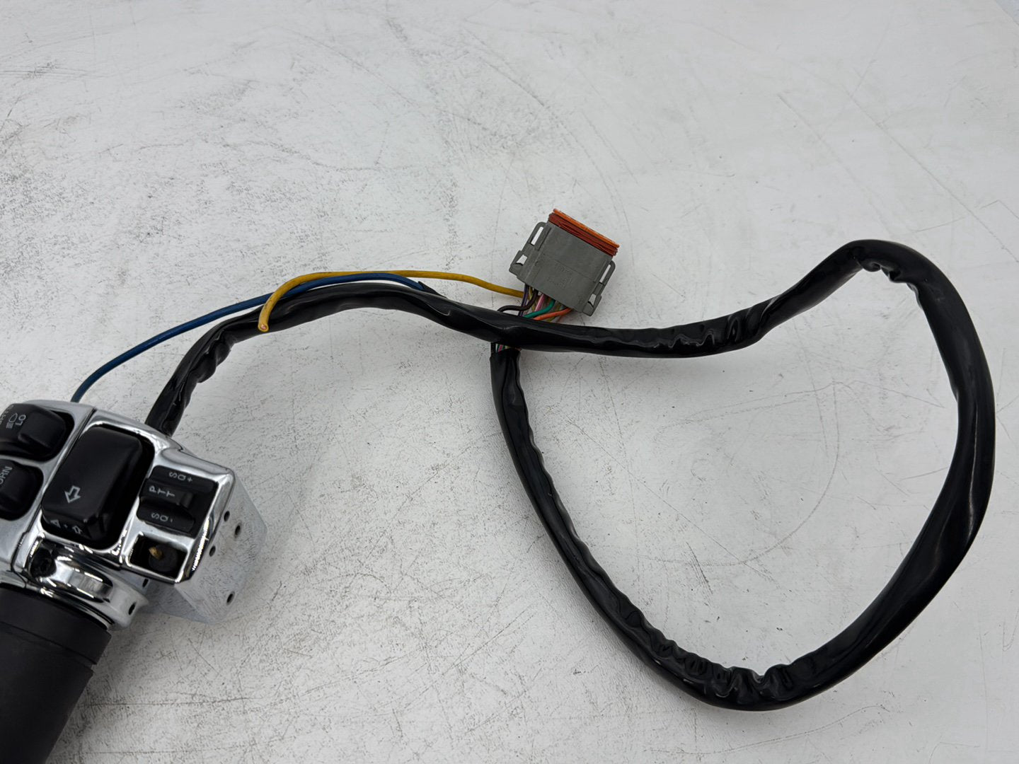 1999 - 2006 Harley-Davidson Touring Electra Glide Classic Left Turn Signal Headlight Switches Controls 71685-06A