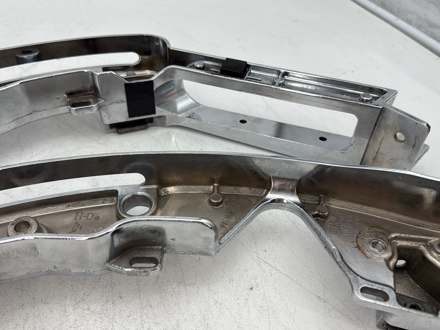 18 Harley Electra Glide Touring OEM Left Right Saddlebag Fender Struts Brackets