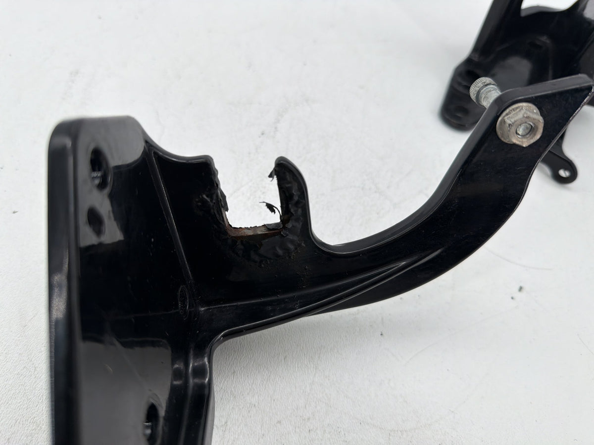 2011 Harley Softail Deluxe FLSTN OEM Left Right Footboard Foot Rest Brackets
