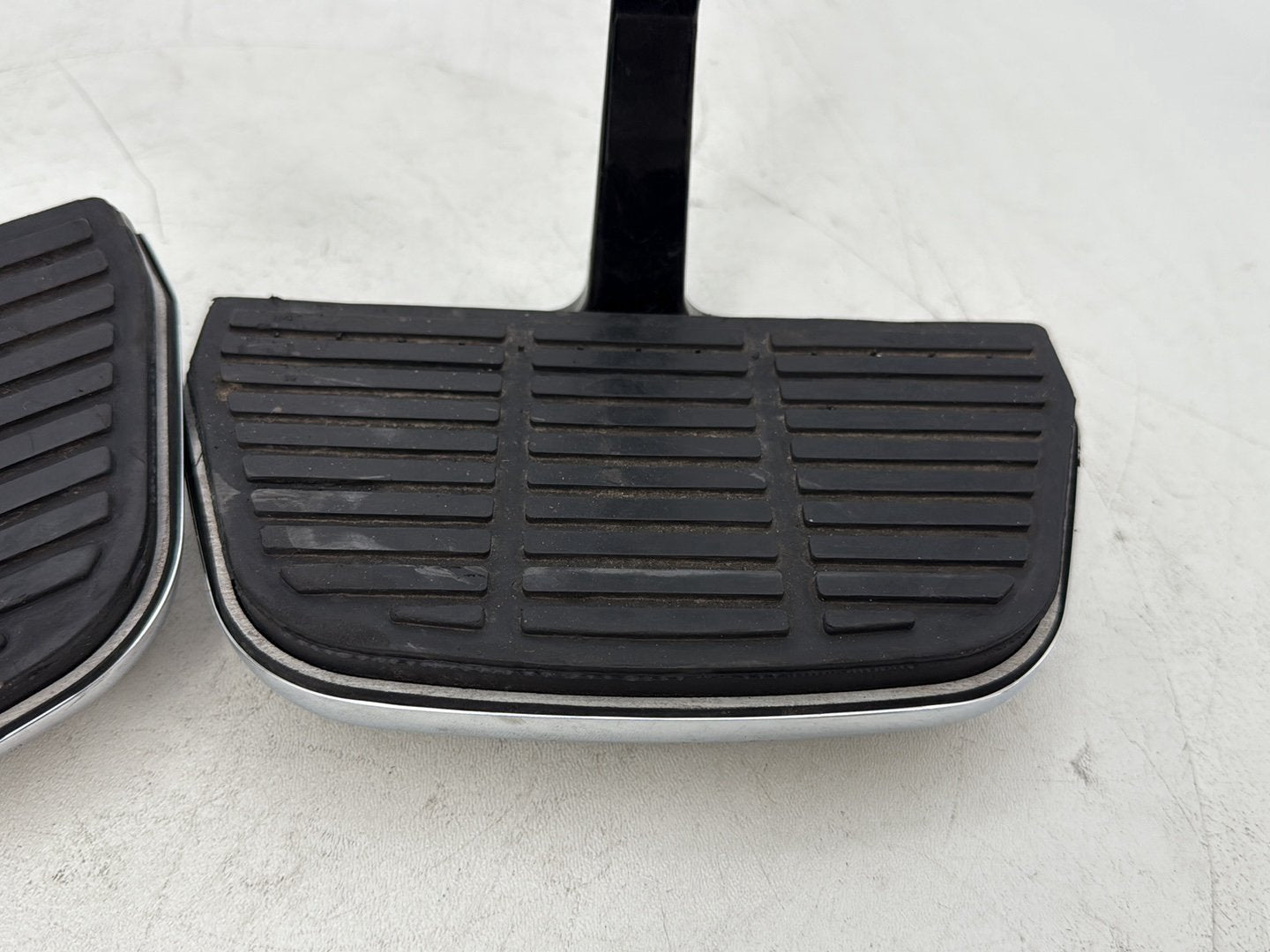 1999 - 2006 Harley-Davidson Touring Electra Glide Ultra Left & Right Passenger Floorboard Foot Rest 50606-86A