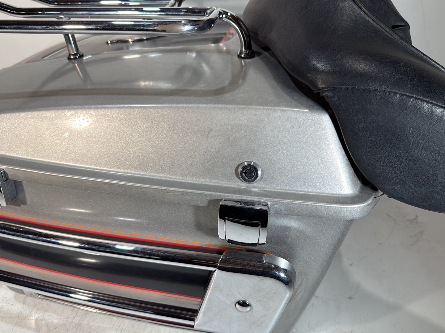 1984 - 1998 Harley-Davidson Touring Electra Glide Classic Rear Tour Pak Trunk Luggage Box NOKey 53275-90